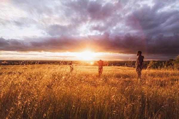 Soft bright cloud computing concept, floating white server nodes, pristine clean aesthetic, no human figures, no woman image